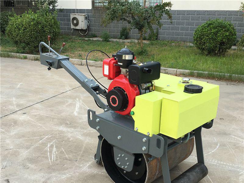 小型柴油手扶壓路機(jī)瀝青路面壓實施工