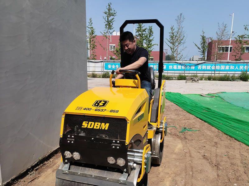 座駕振動(dòng)壓路機(jī)在惡劣環(huán)境下如何工作？