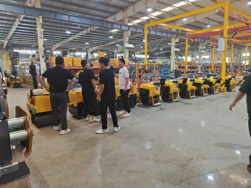 8月17日，國內(nèi)客戶來我廠參觀考察奔馬小型壓路機(jī)