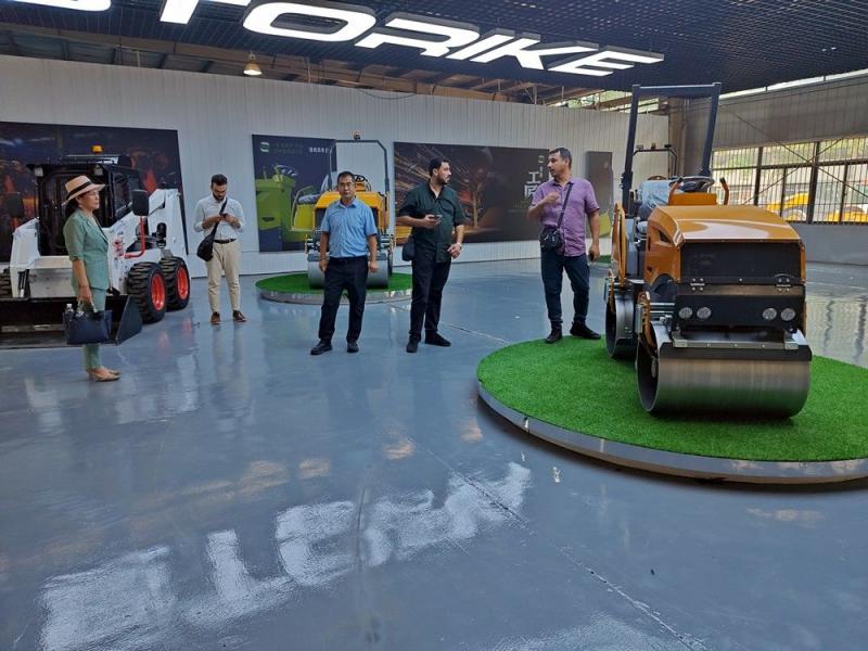 國(guó)外客戶來(lái)我廠參觀考察小型壓路機(jī)，并達(dá)成合作意向