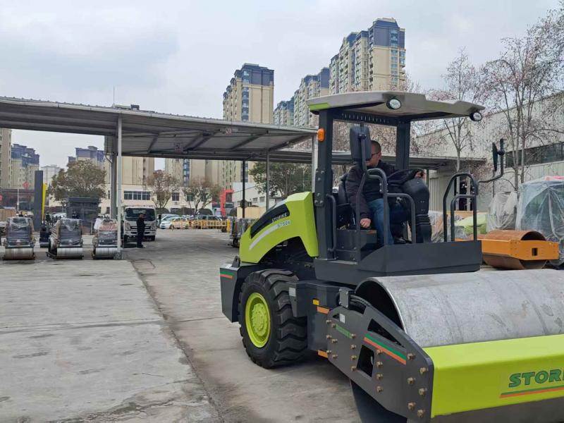 客戶(hù)來(lái)我廠考察試駕12噸小型壓路機(jī)