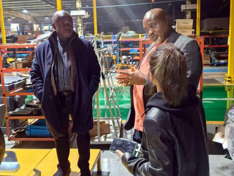 非洲客戶(hù)來(lái)廠參觀考察小型壓路機(jī)等工程機(jī)械產(chǎn)品