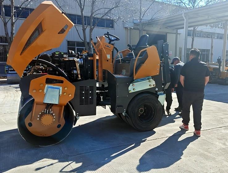 3月18日，哈薩克斯坦客戶(hù)來(lái)廠體驗(yàn)考察5噸膠輪壓路機(jī)